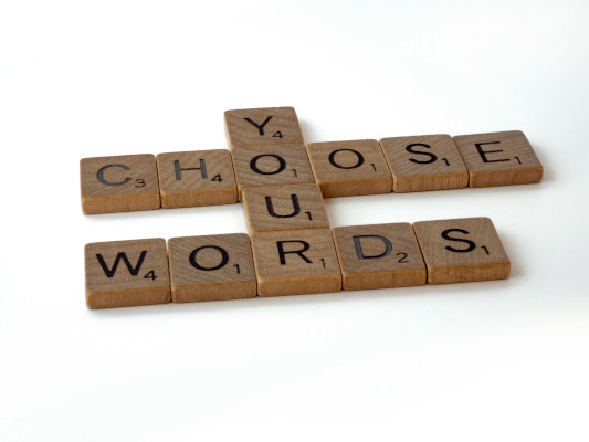 Phrase chose your words écrite sous forme de scrabble.