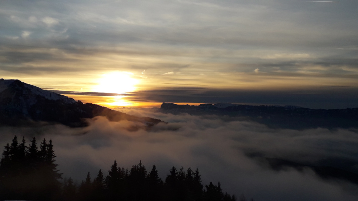 Coucher de soleil en montagne avec vue sur la Dent de Crolles dans le massif de la Chartreuse.